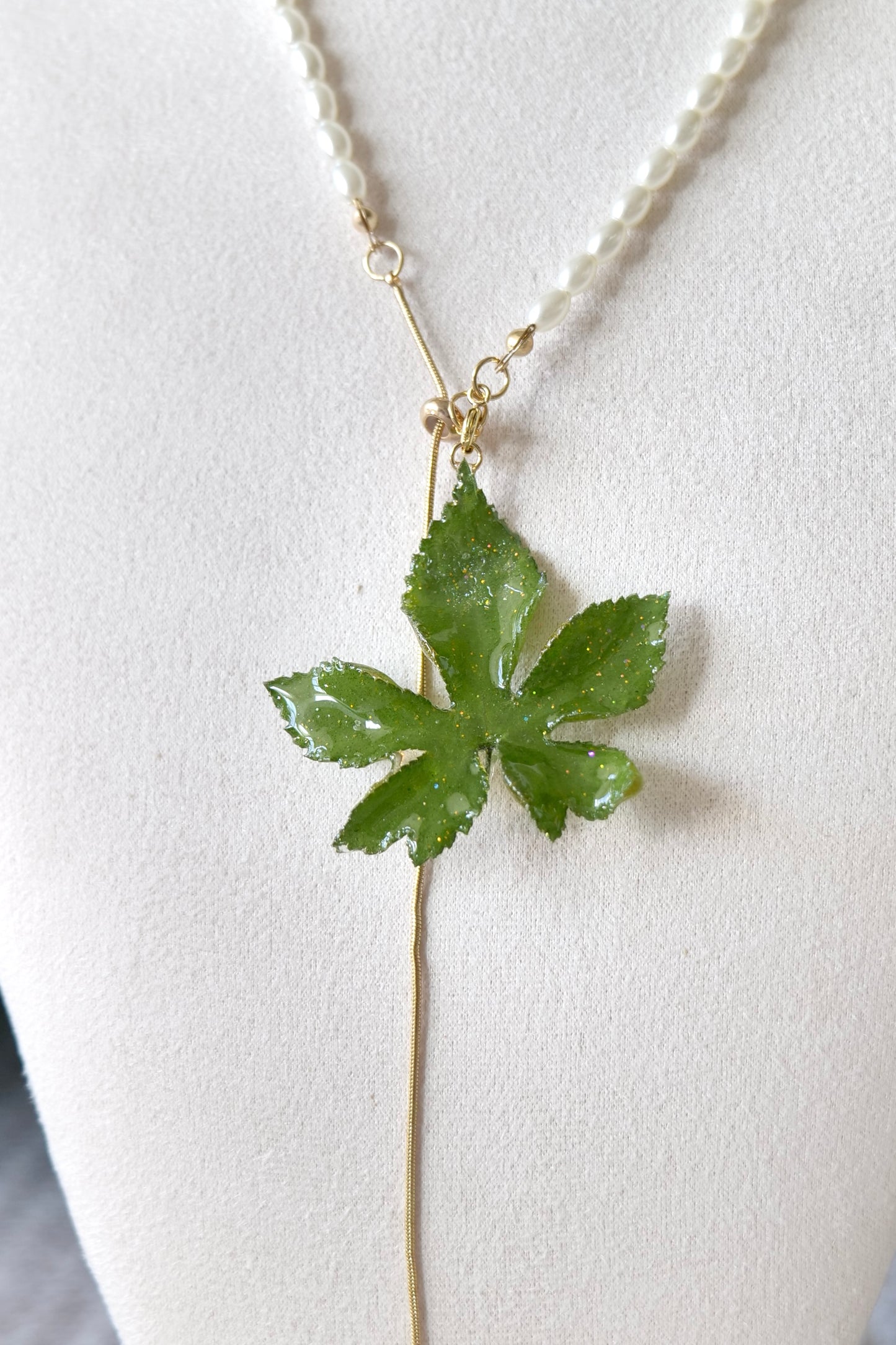 Imitation-pearl drop below the Japanese hop adjustable lariat