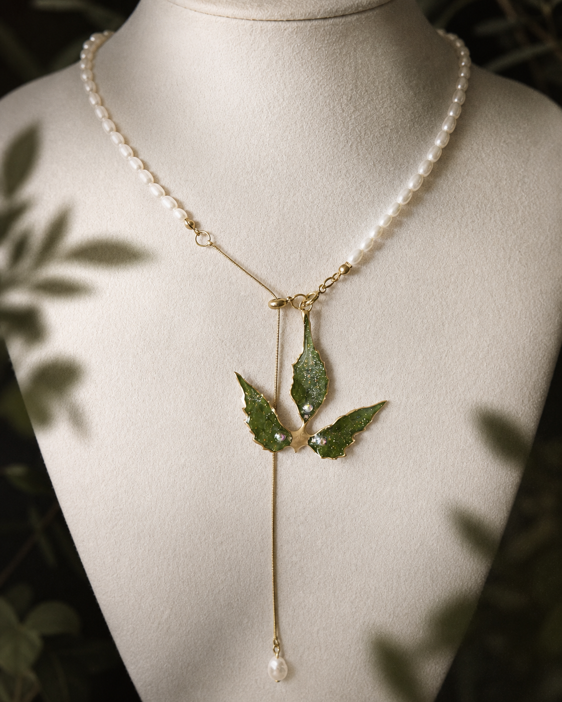Side view of the clear-resin Boston ivy pendant and gold-toned details, Boston Ivy Pearl-Drop Split-Chain Necklace botanical jewellery by Terra Decode