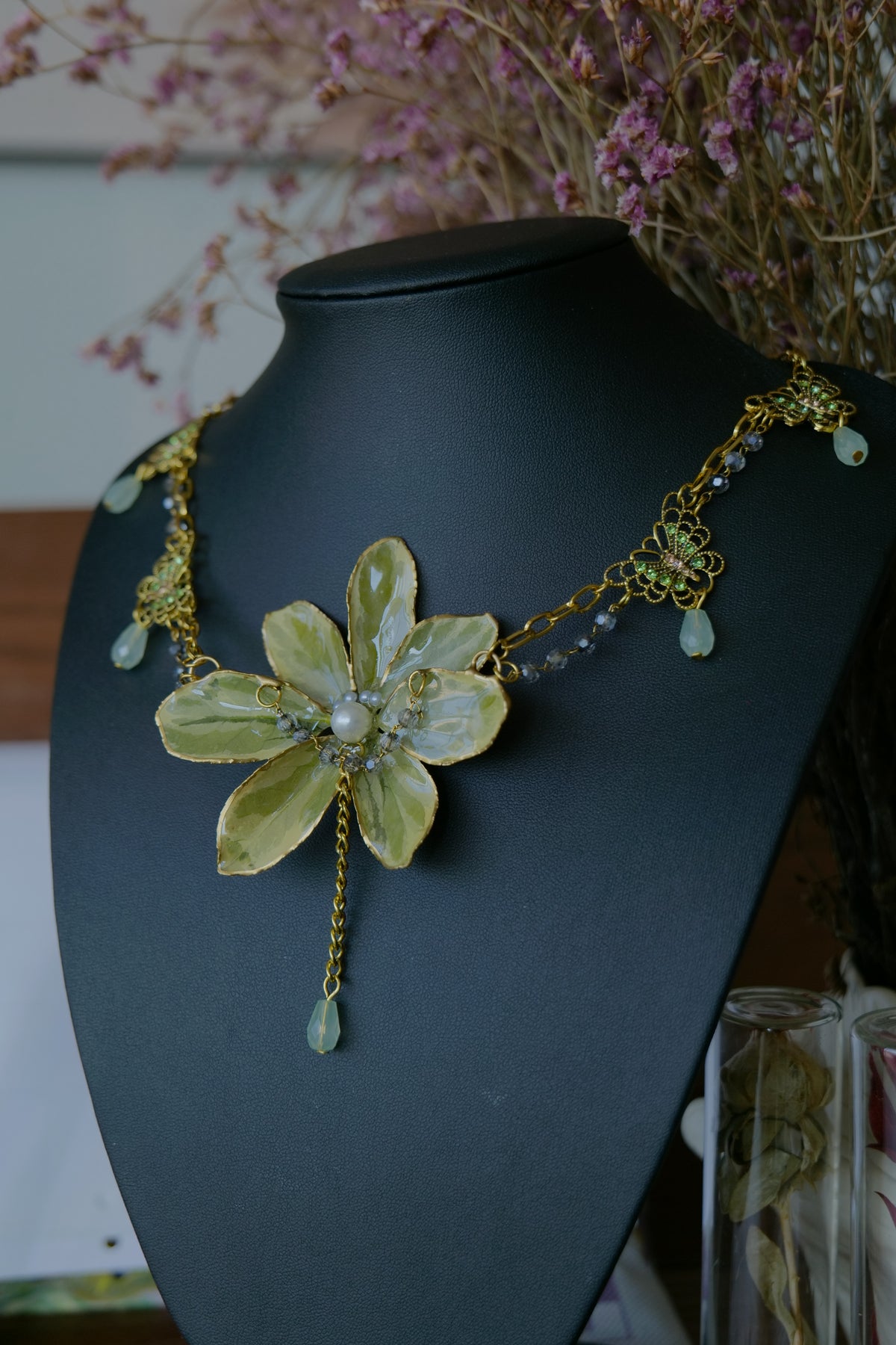 Side view of the preserved variegated Euonymus leaf centrepiece
