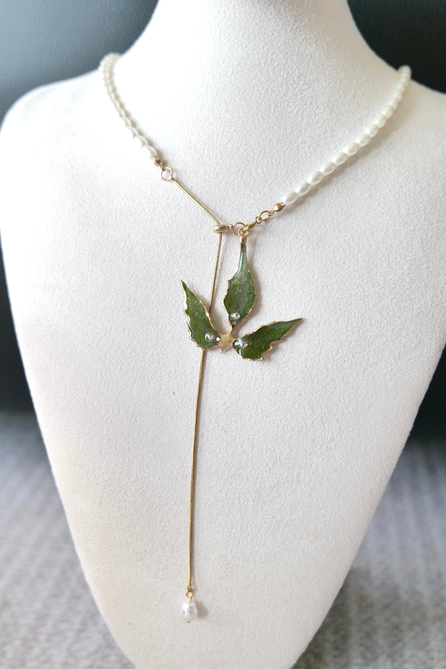 Full-length Boston ivy necklace with split chain and single imitation-pearl drop