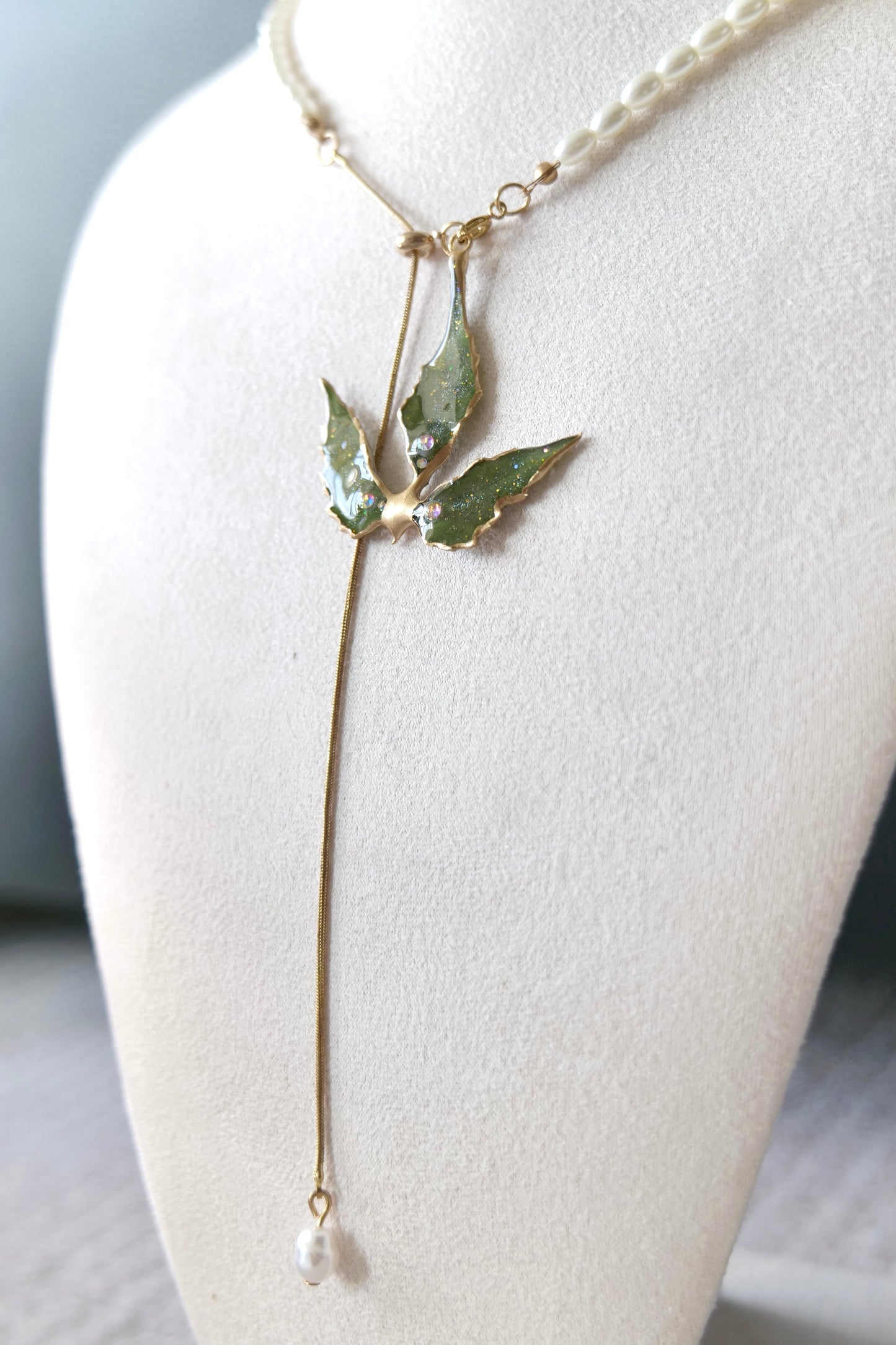 Split-chain detail with imitation pearls and gold-toned alloy metal links