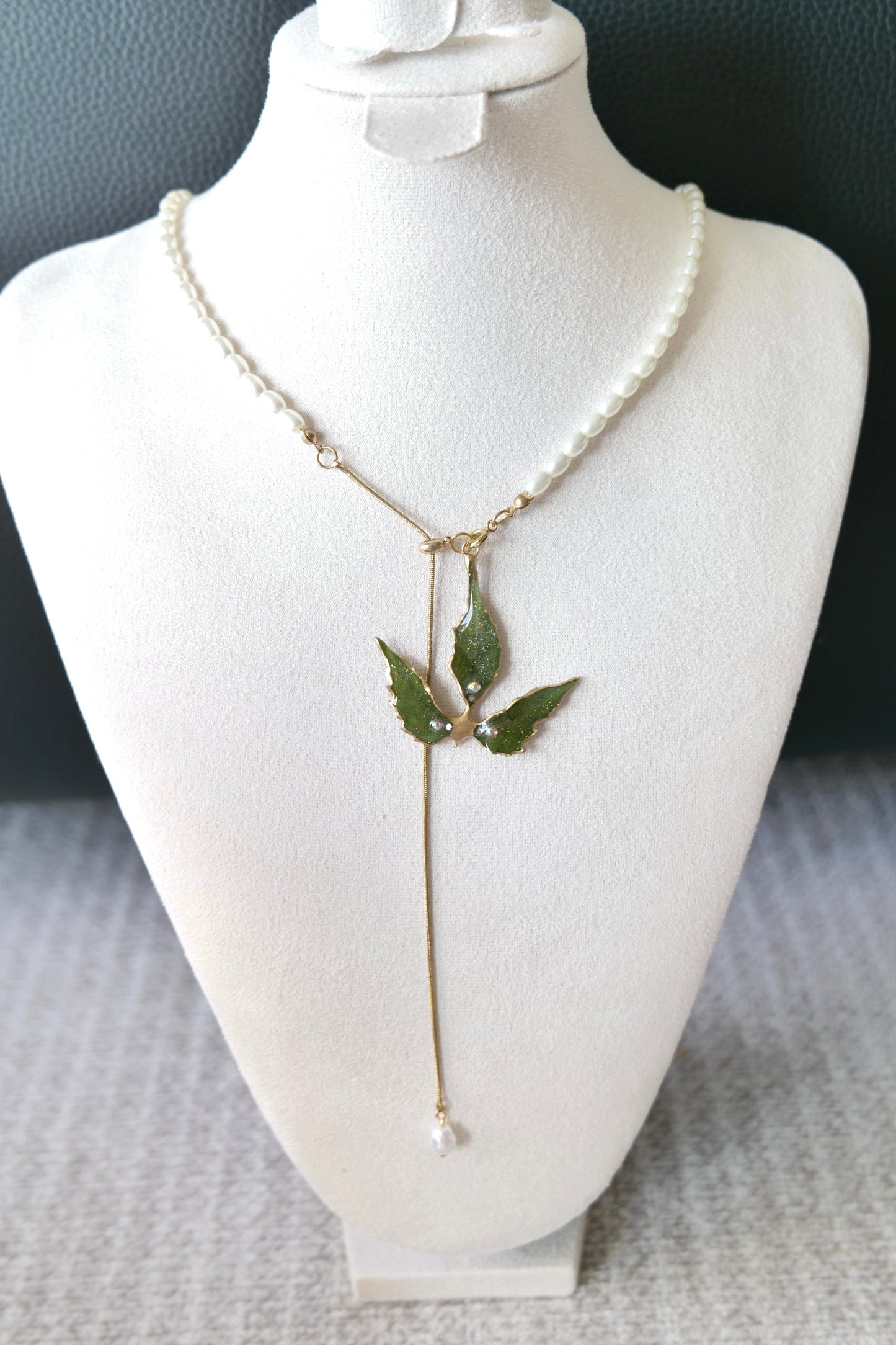 Single imitation-pearl drop beneath the Boston ivy pendant