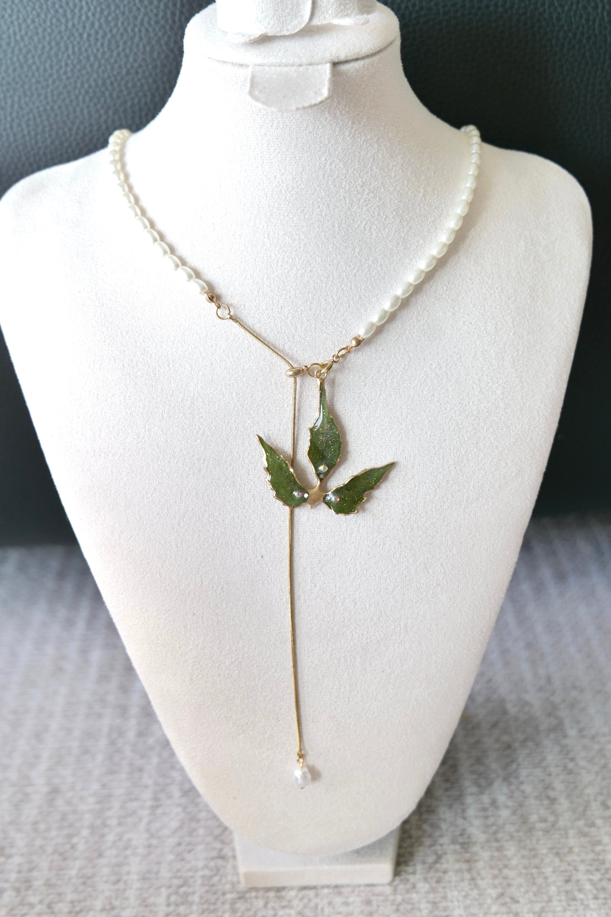 Single imitation-pearl drop beneath the Boston ivy pendant