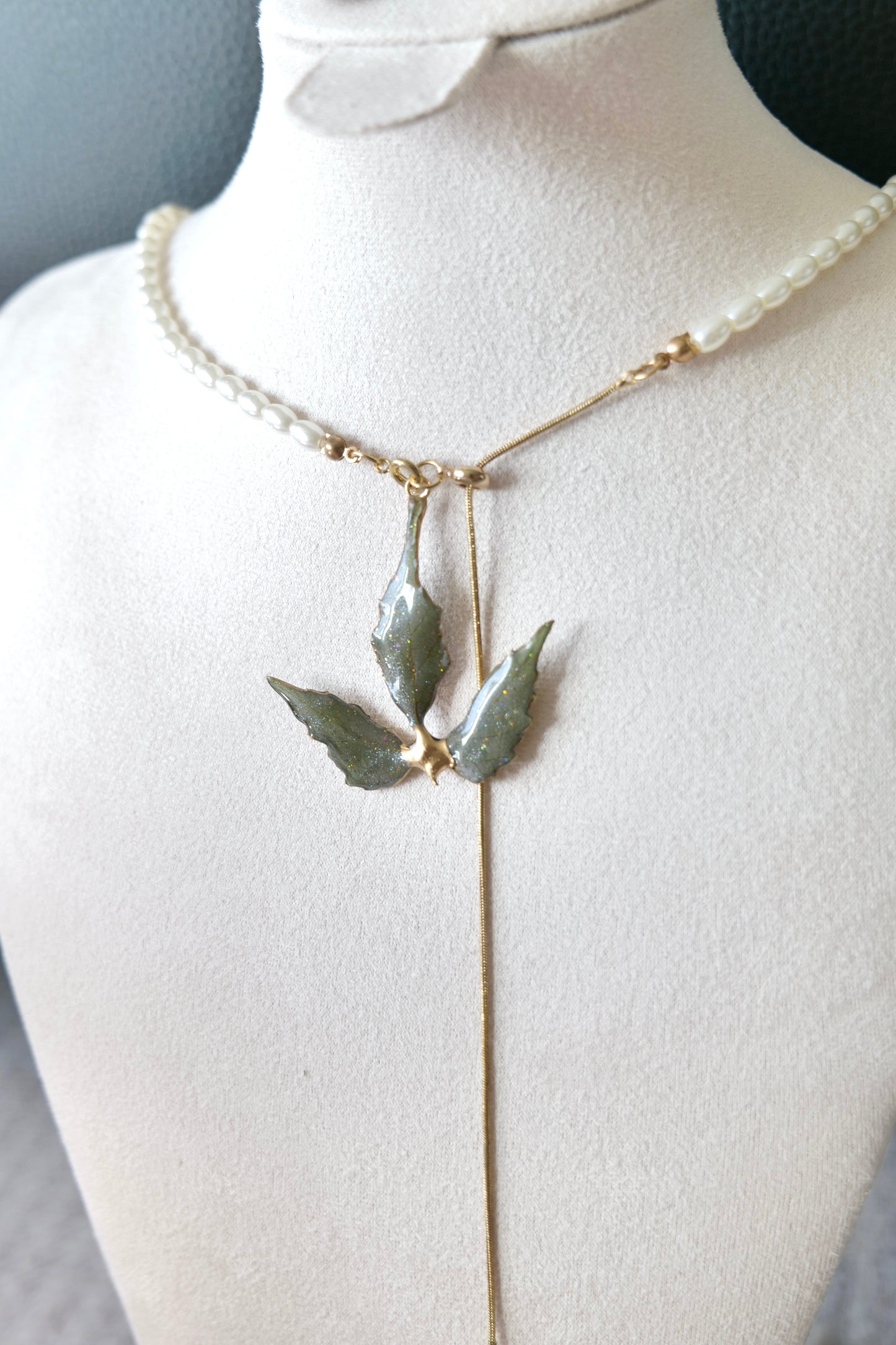Alternative front view of the Boston ivy split-chain necklace