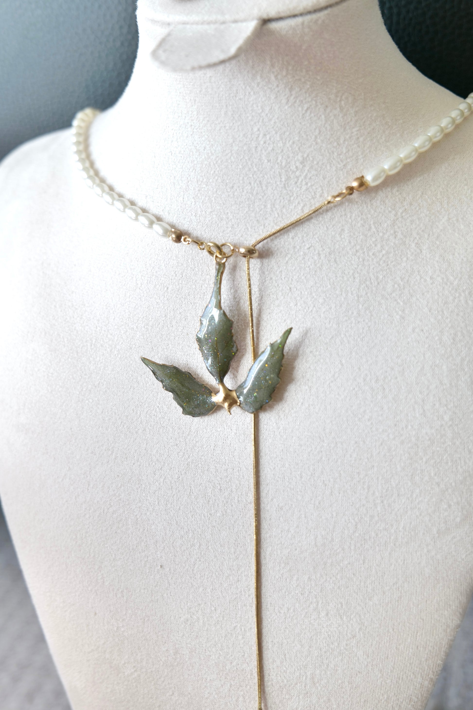 Alternative front view of the Boston ivy split-chain necklace