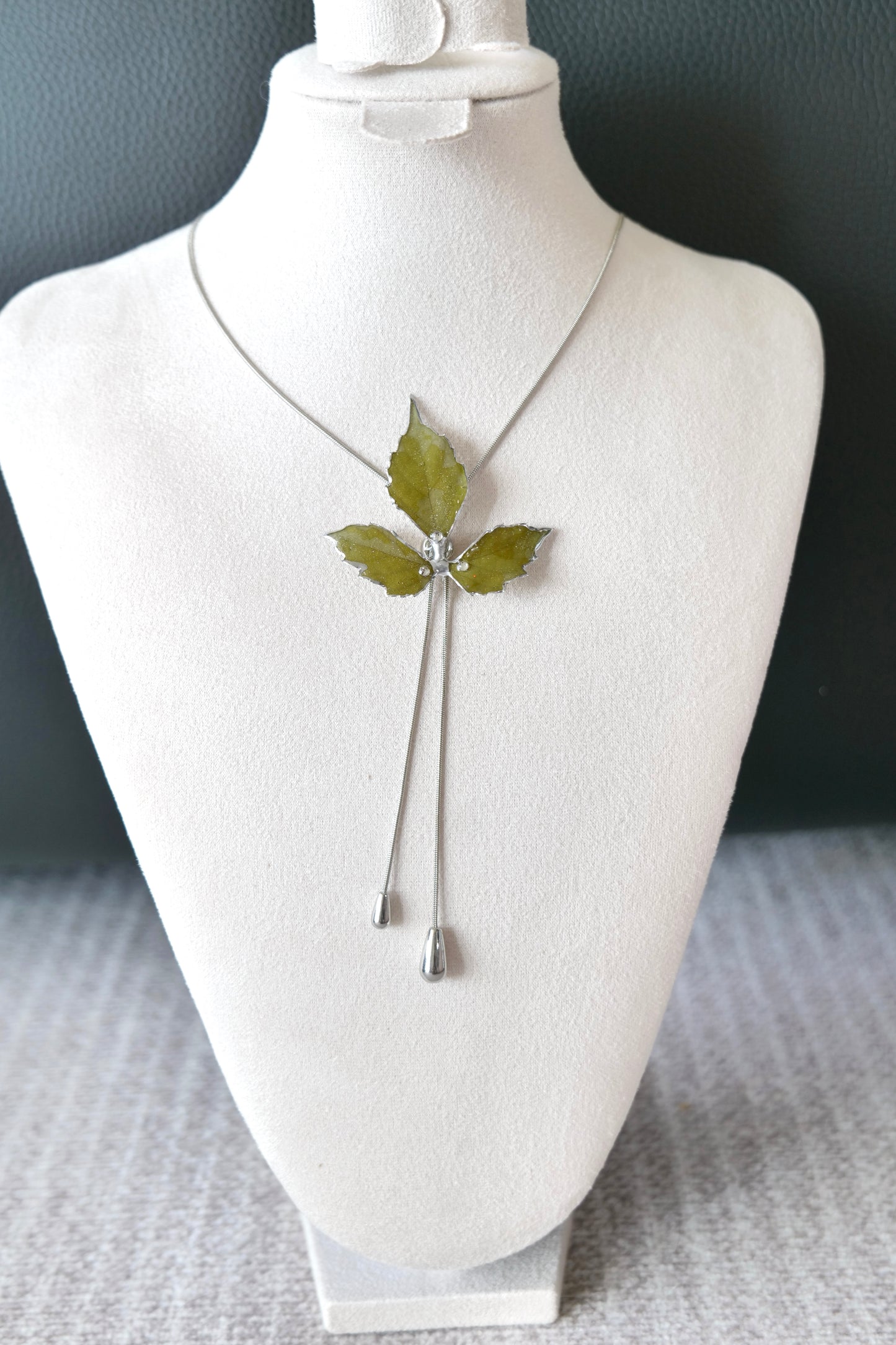 Front view of the Boston ivy lariat with a silver-toned chain and twin drops