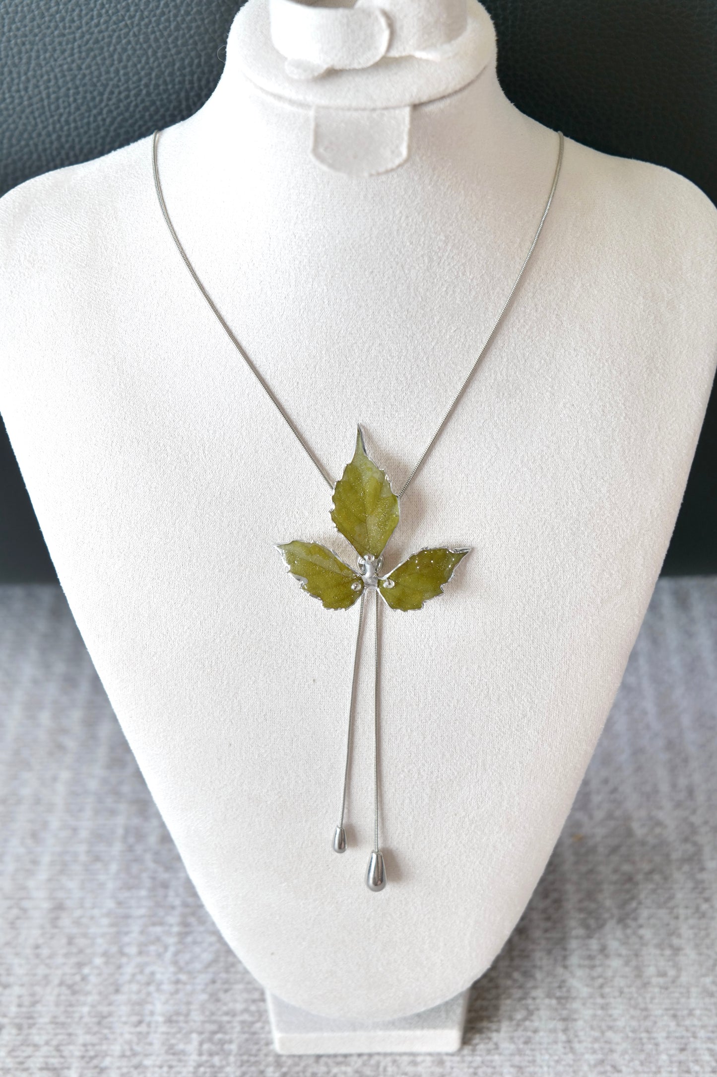 Leaf texture close-up of the silver three-leaf twin-drop lariat necklace by Terra Decode