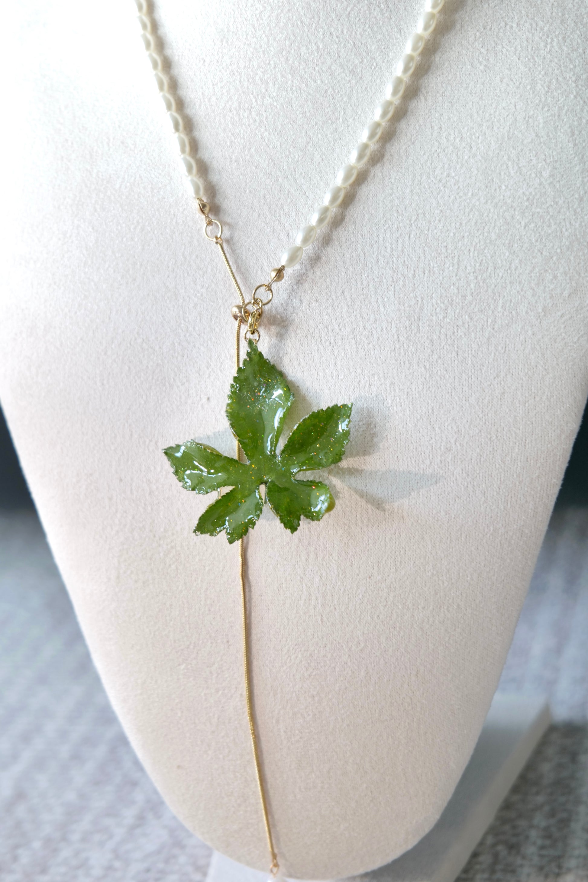Angled view of the Japanese hop leaf and imitation-pearl chain section
