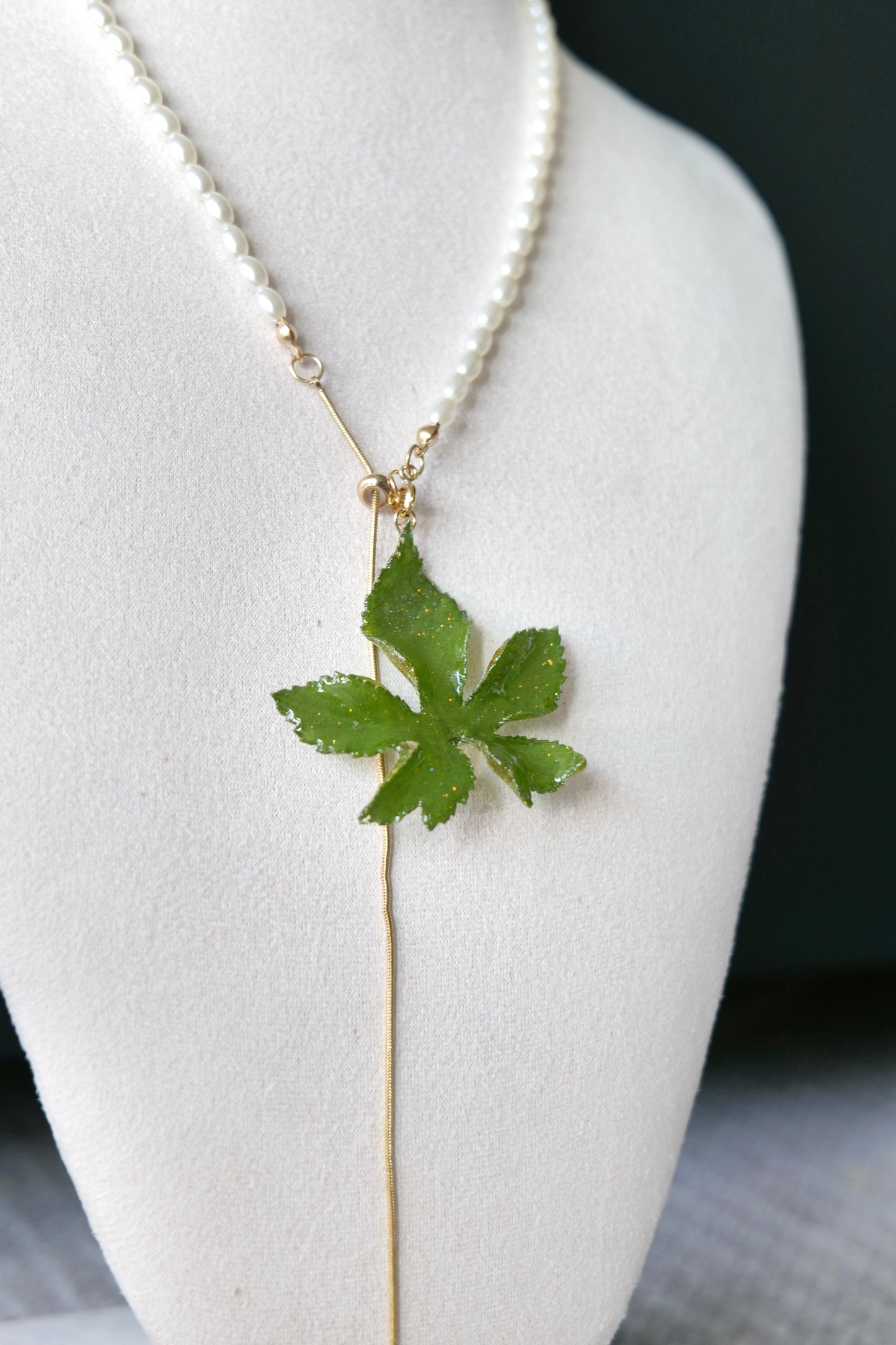 Pull-through lariat structure with gold-toned chain and imitation pearls
