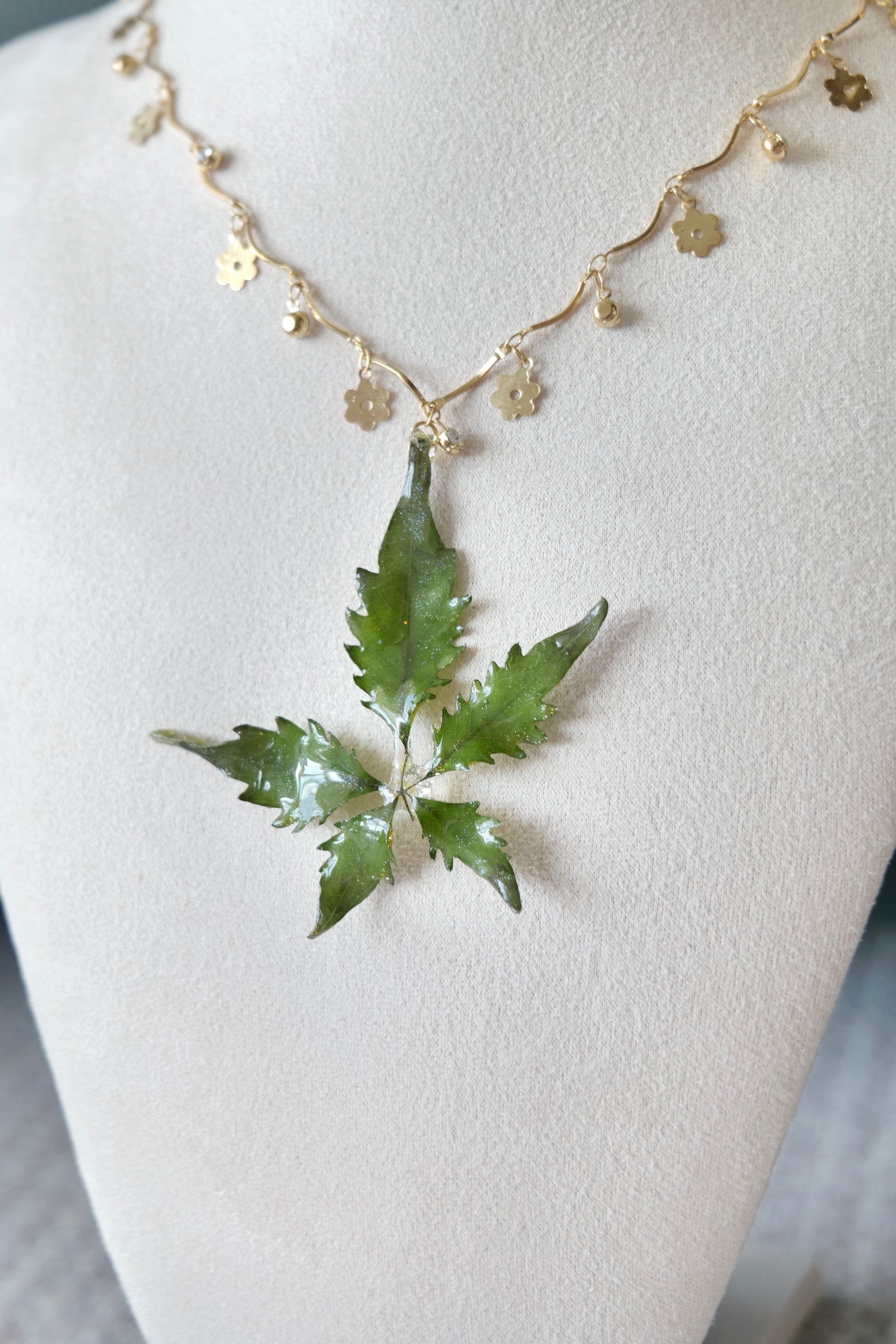 Leaf texture detail of the radiating Chinese chaste tree pendant