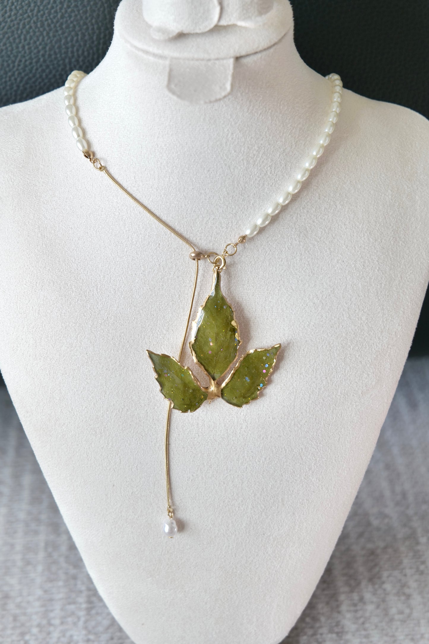 Clear-resin Boston ivy leaf texture with gold-toned edging