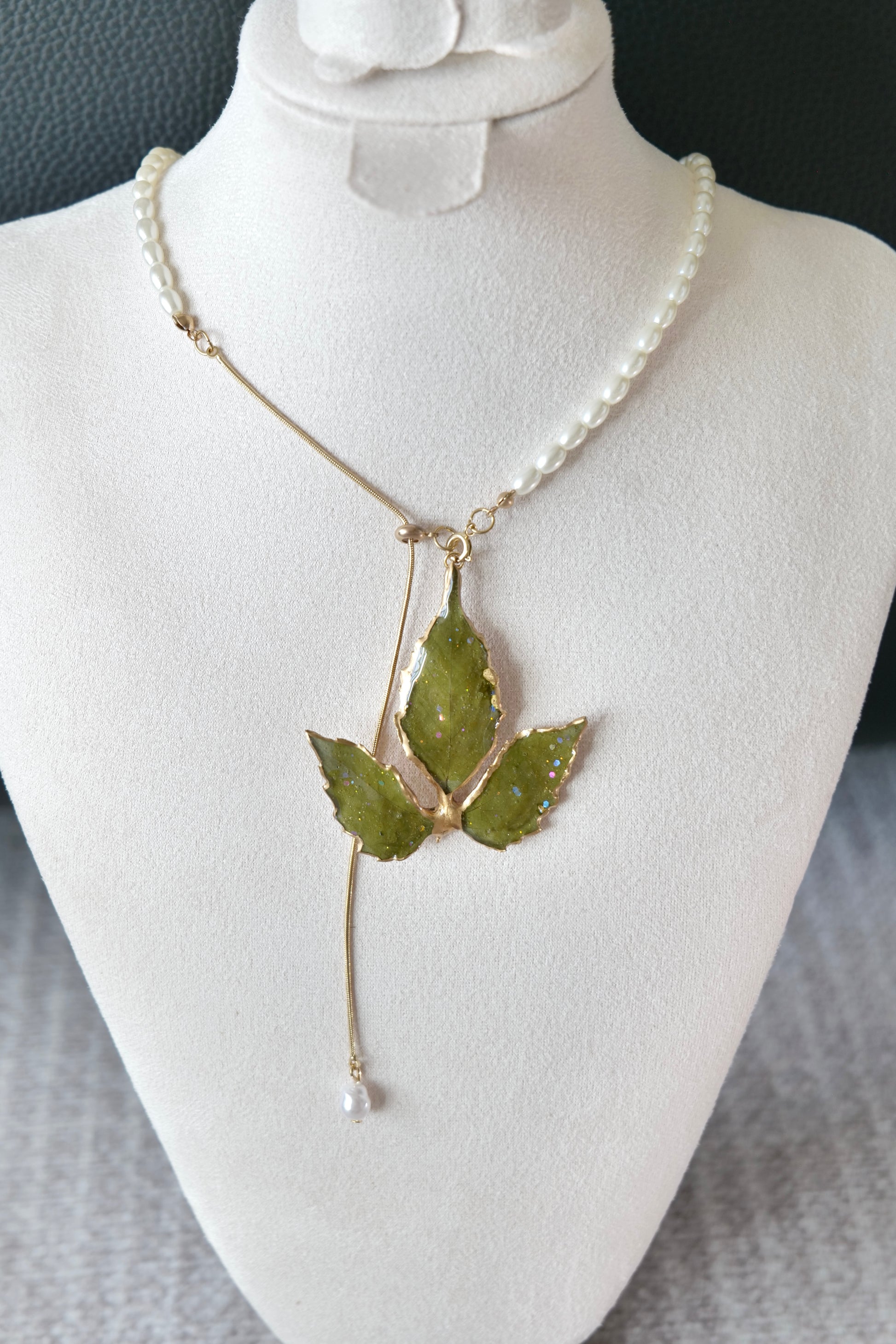 Clear-resin Boston ivy leaf texture with gold-toned edging