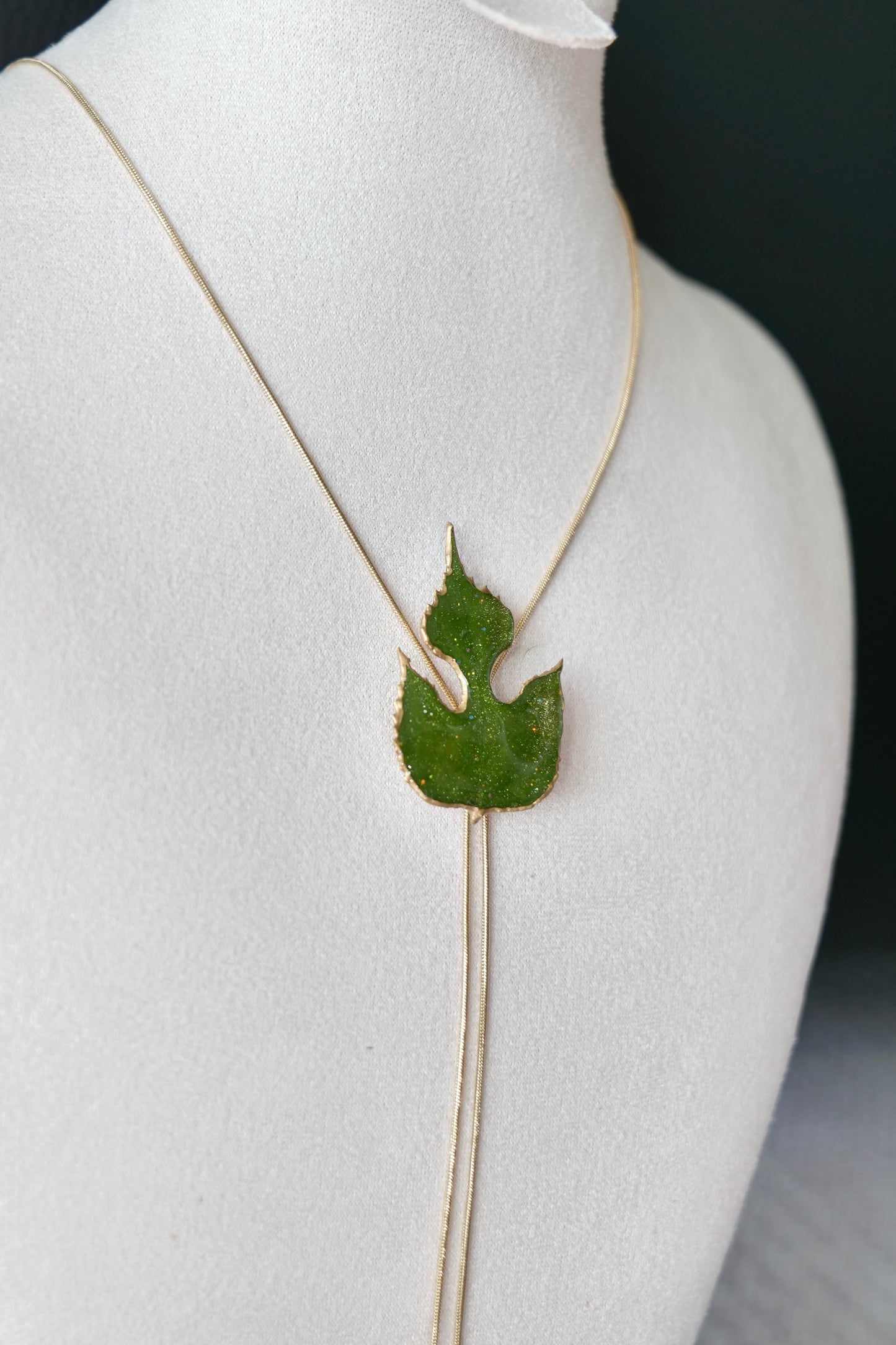 Two heart-shaped terminal drops at the ends of the lariat chains