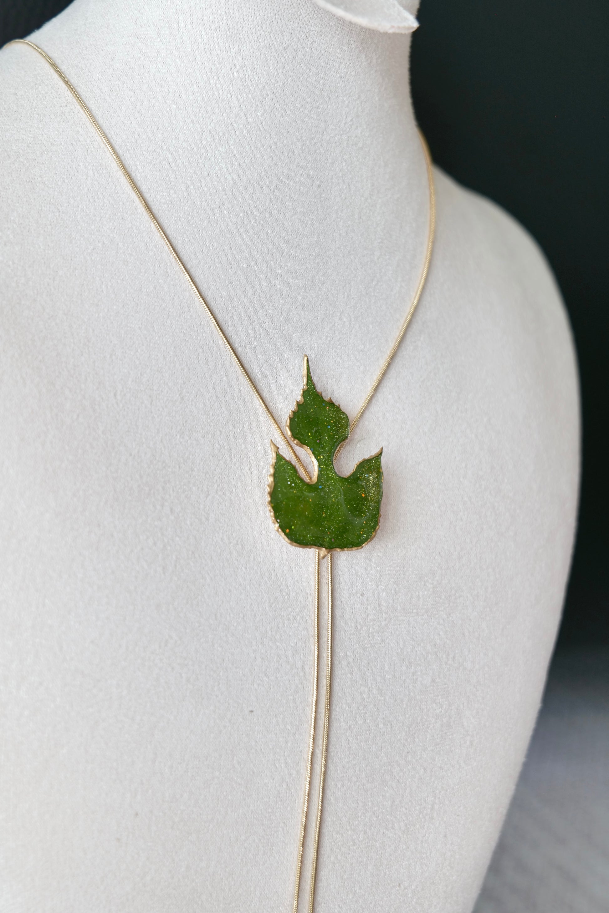 Two heart-shaped terminal drops at the ends of the lariat chains