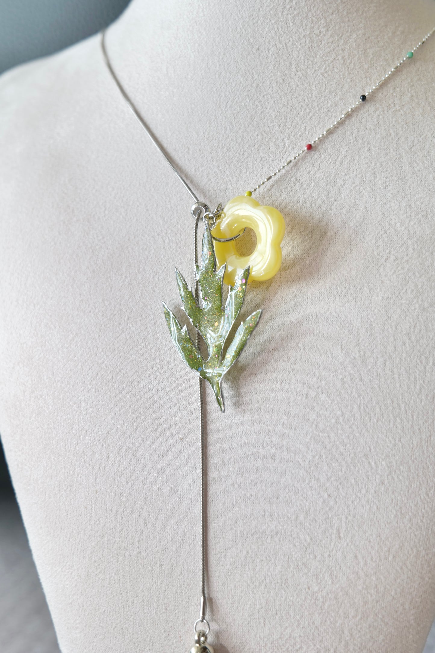 Full-length Chinese mugwort necklace with coloured beads and silver-toned chain