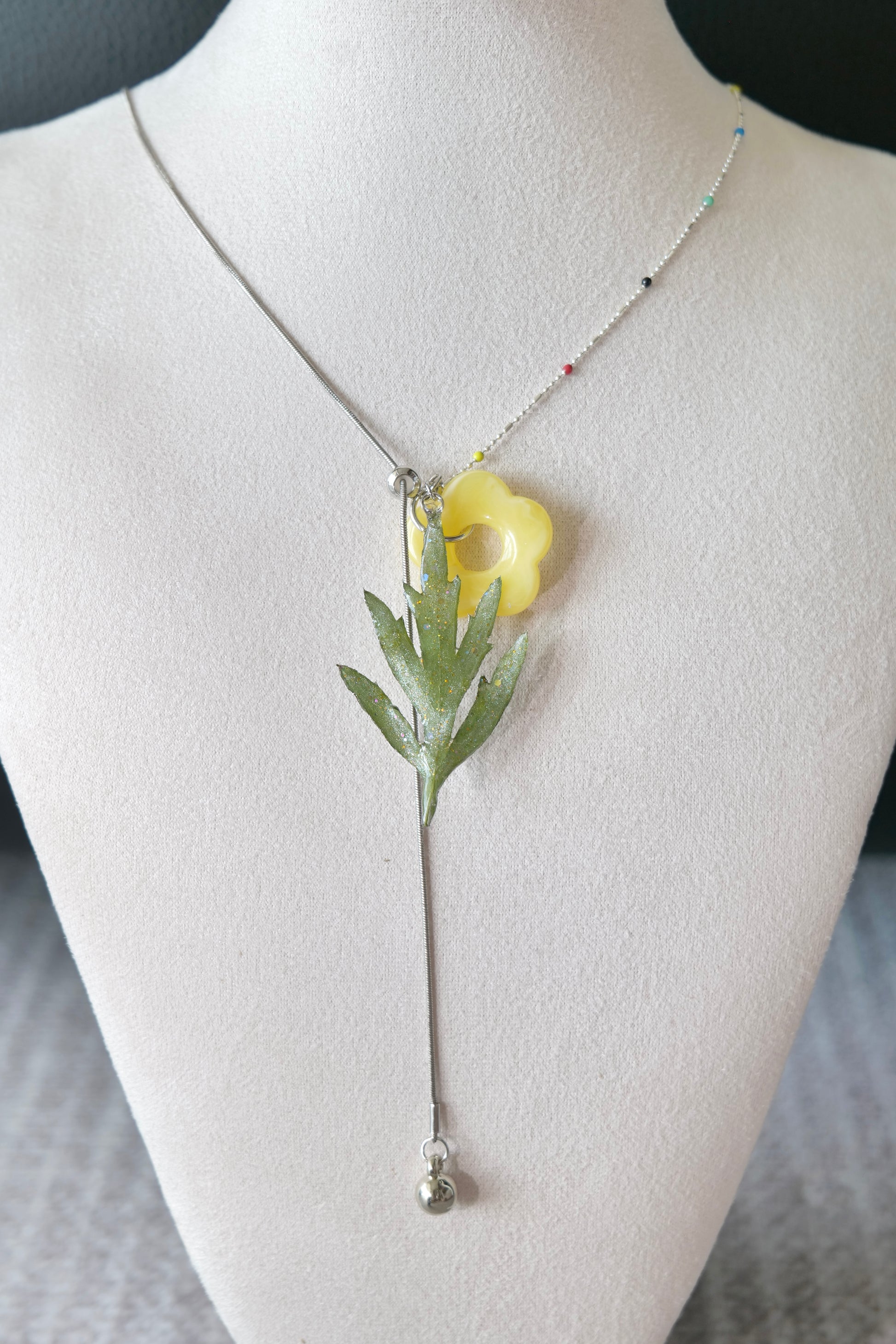 Profile view of the Chinese mugwort mixed-chain necklace