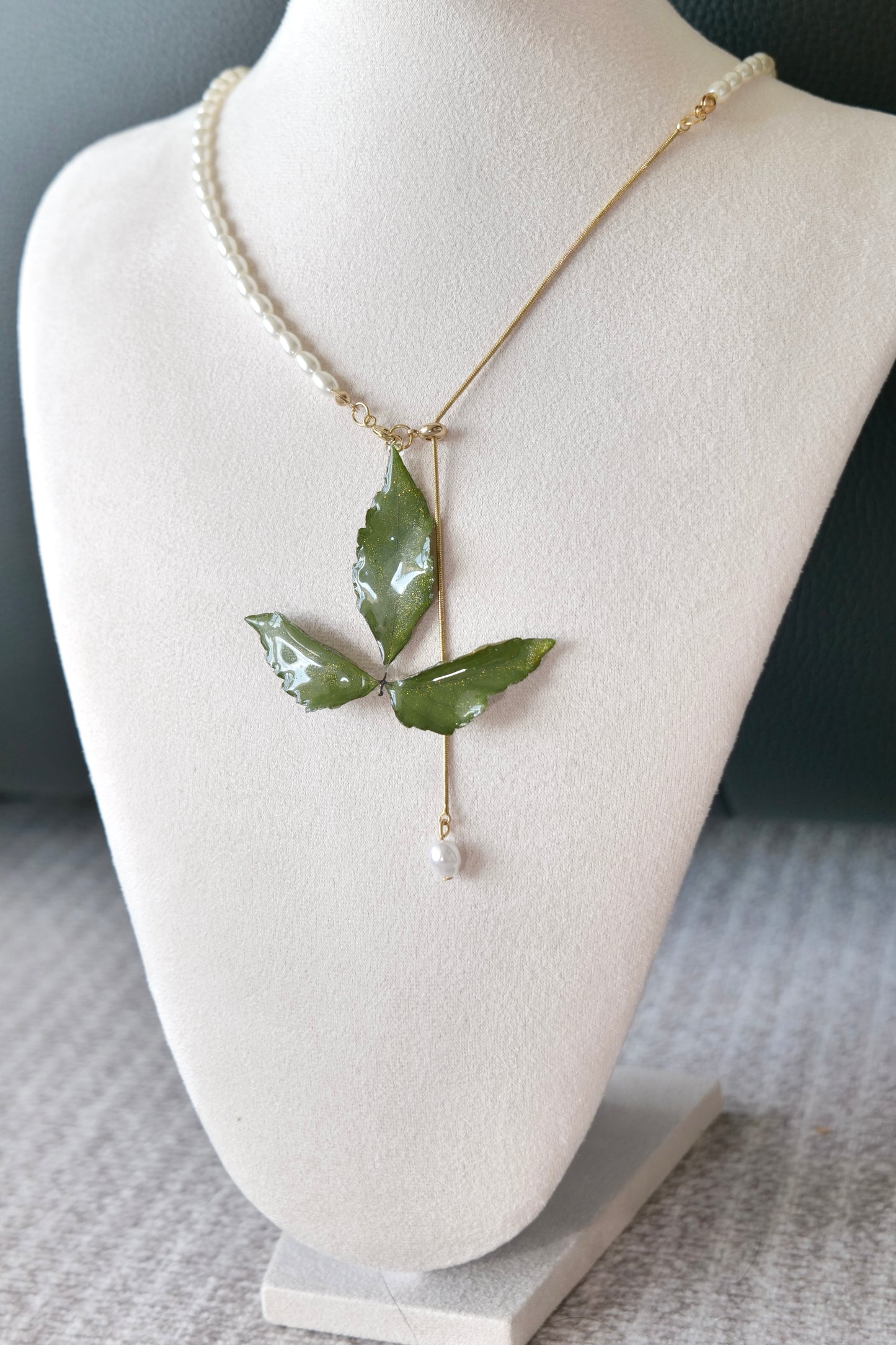 Full-length Boston ivy necklace with imitation-pearl half-chain and gold-toned links