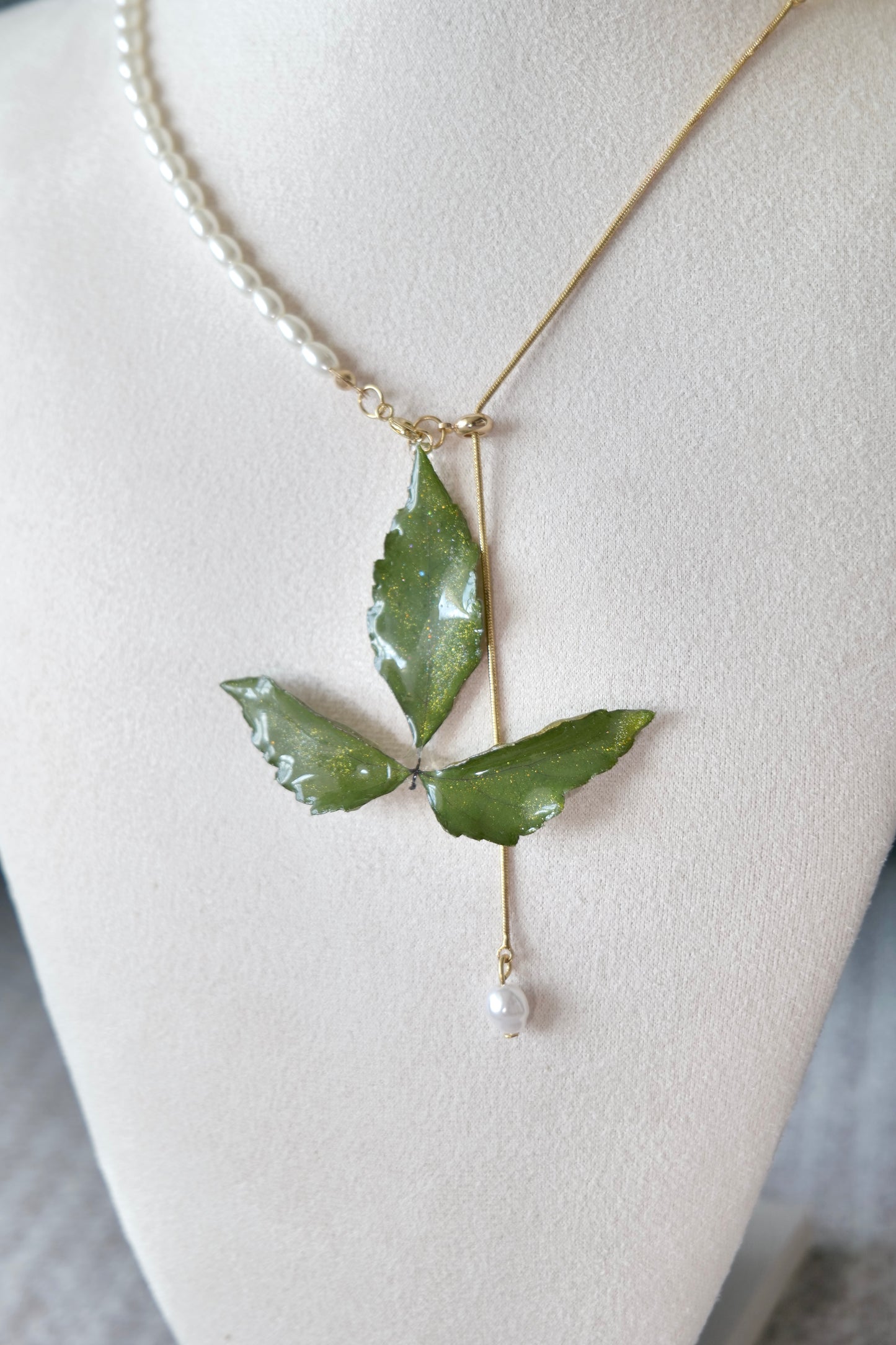 Split-chain detail with imitation pearls and gold-toned alloy metal