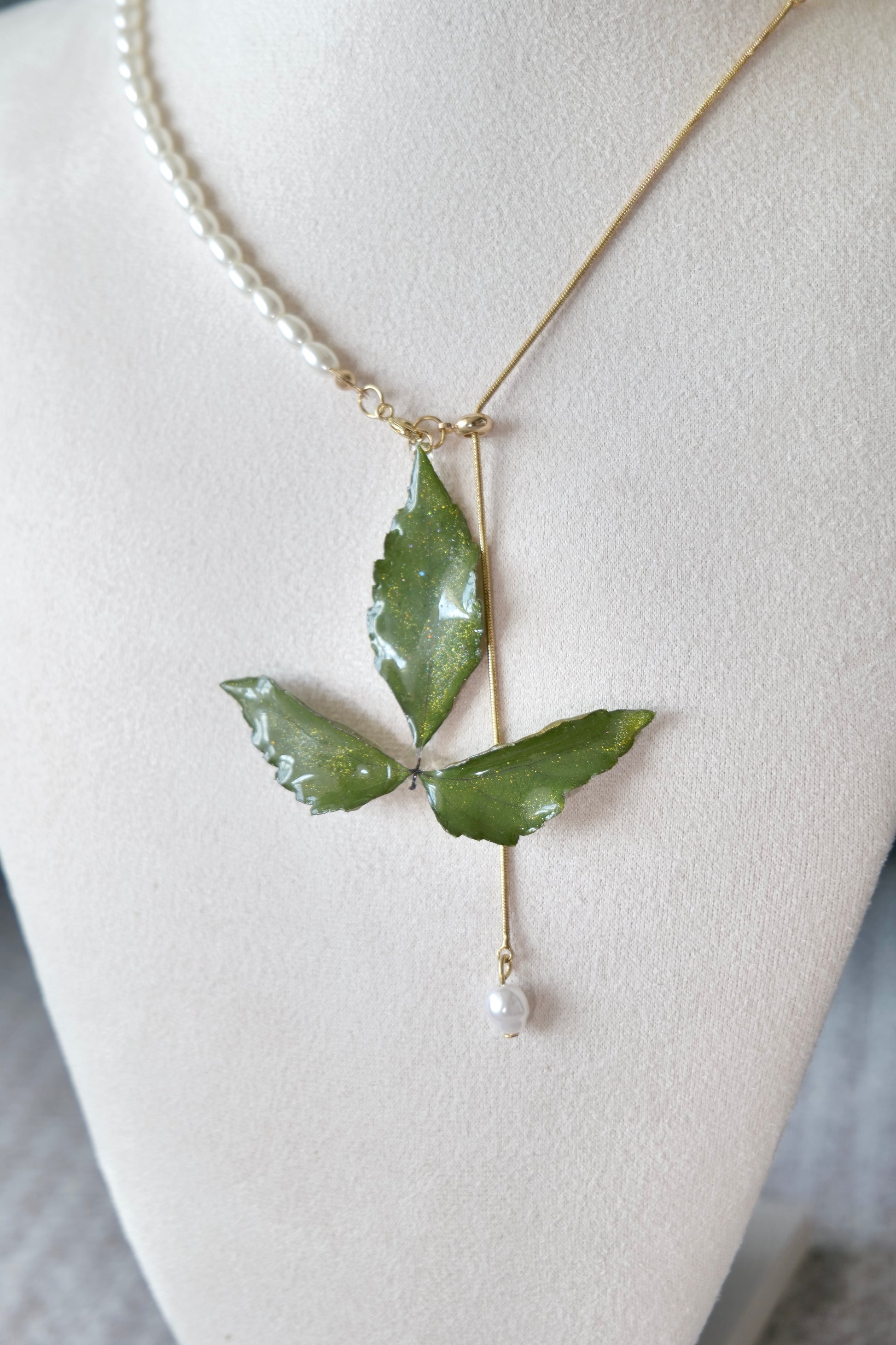 Split-chain detail with imitation pearls and gold-toned alloy metal