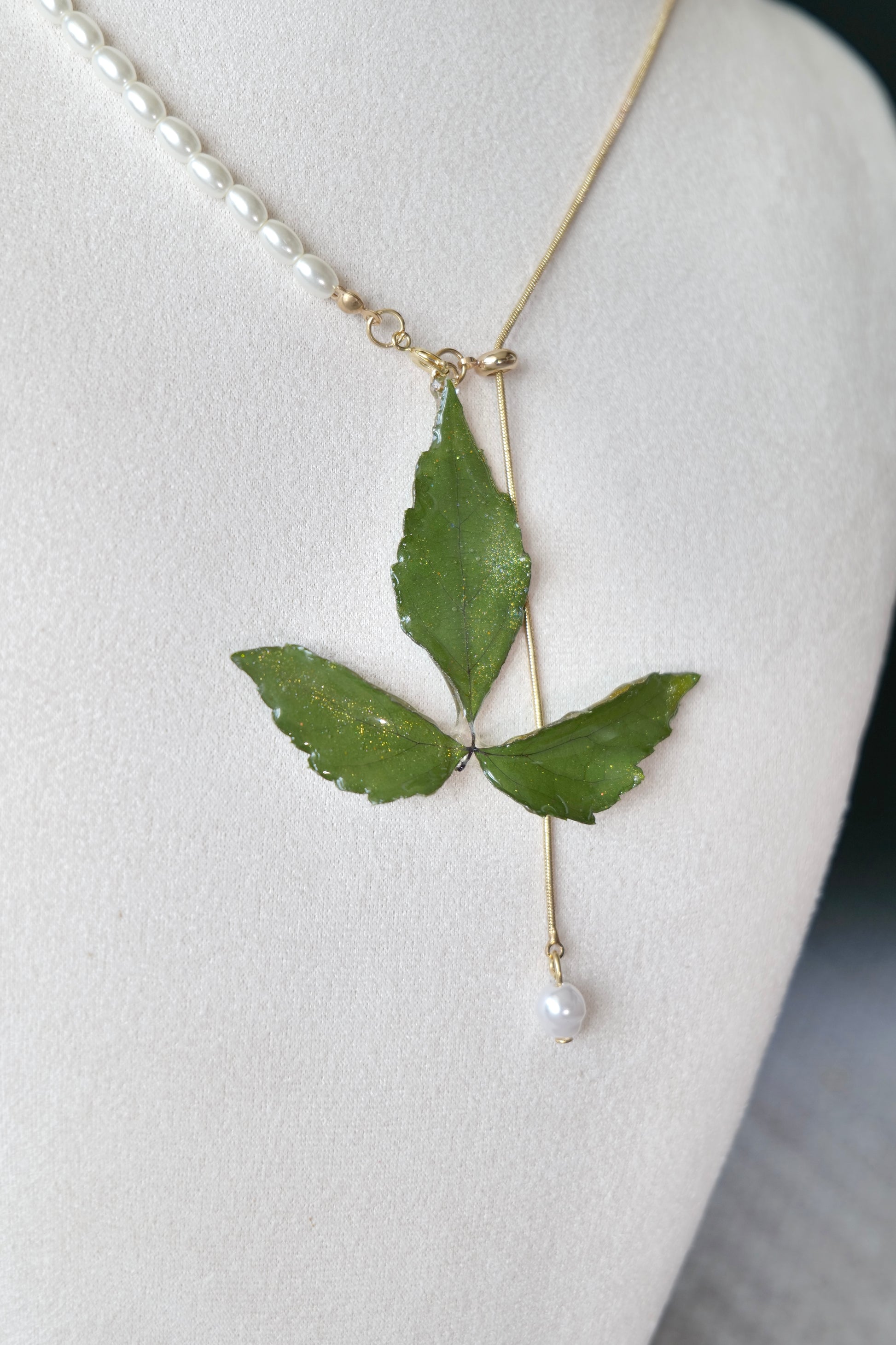 Single imitation-pearl drop below the clear Boston ivy pendant