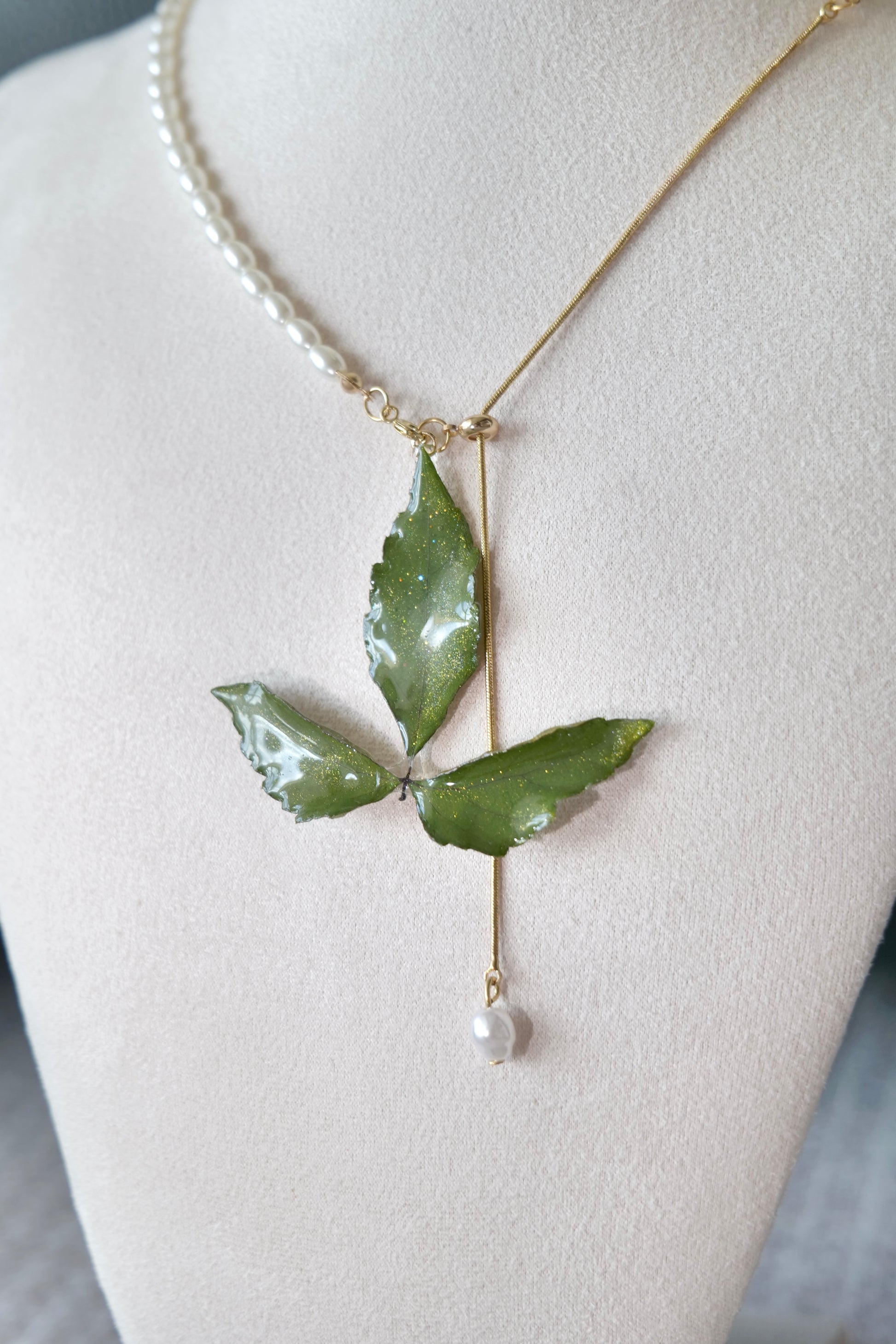Alternative front view with clear Boston ivy pendant and imitation-pearl half-chain